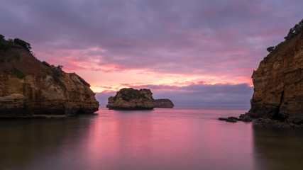 Sonnenuntergang an der Kalkstein Küste im Port Campbell Nationalpark an der Great Ocean Road in...