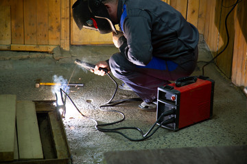 Welder performs welding work using a mask.