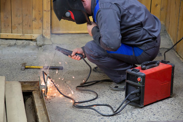 Welder performs welding work using a mask.