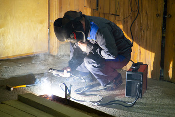 Welder performs welding work using a mask.