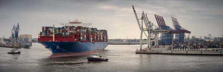Panorama eines Containerterminals im Hafen von Hamburg mit Containerschiff