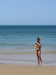 Leggere un libro al mare - relax in vacanza