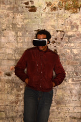 Obraz na płótnie Canvas MAN WITH VR MASK