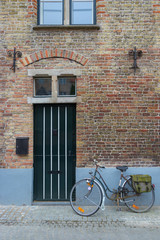 Fototapeta na wymiar Fahrrad vor einem alten Haus in Brügge, Belgien