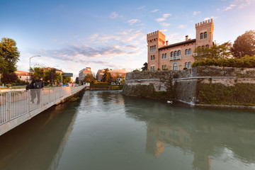 Fototapeta premium the bridge and the castle in Treviso during sunset.