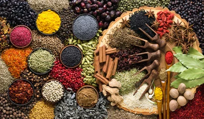 Zelfklevend Fotobehang Aromatische kruiden en specerijen achtergrond. Kruiden als ingrediënt voor heerlijk eten. © dmitr1ch