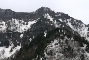 四国石鎚山　残雪の石鎚山　春山