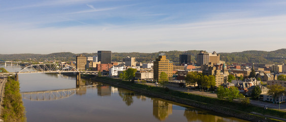 Fototapeta premium Patrząc w dół rzeki przed Charleston West Virginia