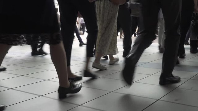通勤するビジネマンの足元　ジンバル撮影