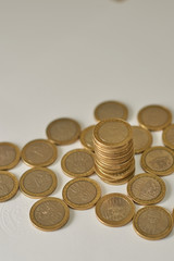 Dinero chileno monedas de cien pesos