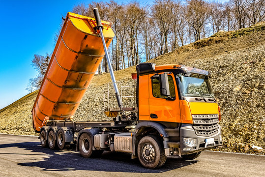 Muldenkipper kippt f&uuml;r den Stra&szlig;enbau ab