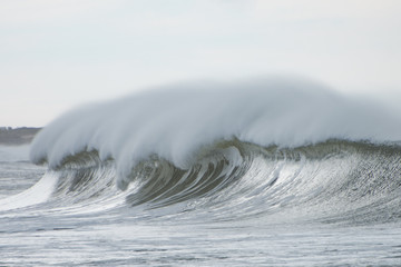 El mar, sus olas y toda la fuerza de la naturaleza