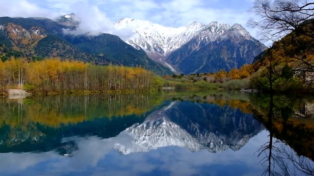 秋の上高地大正池と穂高連峰の水鏡