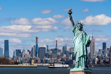 Foto op Plexiglas Het Vrijheidsbeeld boven de scène van New york stadsgezicht rivierzijde welke locatie lager manhattan, architectuur en gebouw met toeristisch concept is © THANANIT
