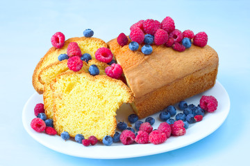 Kastenkuchen mit Beeren