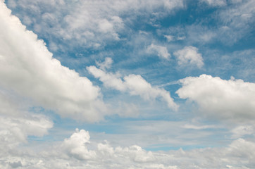 Obraz premium Blue sky and white clouds with blurred background patterns