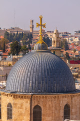 Obraz premium Far view on the dome and golden cross of Church of the Holy Sepulchre in Jerusalem