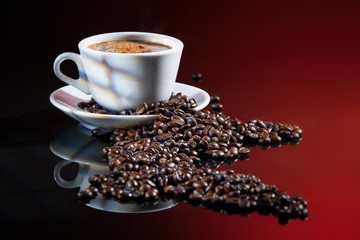 Obraz premium cup of coffee and beans on glass background