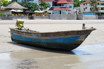 Obraz premium Old Fishing Boat on the Beach 
