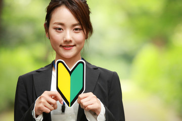 Fototapeta premium 初心者マークを持つ女性社員