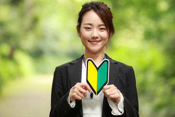 初心者マークを持つ女性社員