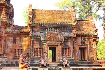 Banteay Srei Siem Reap Castle, Cambodia is one of the most beautiful and beautiful castles. Construction of pink sandstone Carved into patterns related to Hinduism, Brahminism