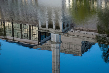 Opernhaus von Riga gespiegelt im Wasser, Lettland