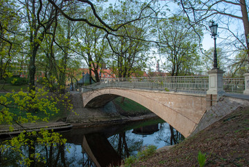 Brücke im einen Bach im Stadtpark von Riga, Lettland
