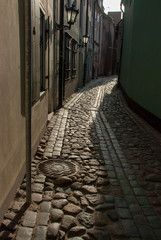 Dunkle Gasse am frühen Morgen in der Altstadt von Riga, Lettland