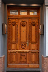 Alte schwere schöne braune Holztür in Riga, Lettland