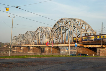 Alte Eisenbahnbrücke aus Stahl üver den Fluß Düna in Riga, Lettland