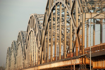 Alte Eisenbahnbrücke aus Stahl üver den Fluß Düna in Riga, Lettland