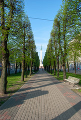 Allee mit Freiheitsdenkmal im Hintergrund, Riga - Lettland
