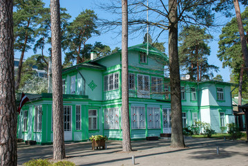 Türkises Haus in Bäderarchitektur in Jūrmala, Lettland