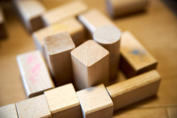 床に置かれた積み木・囲われてアップ