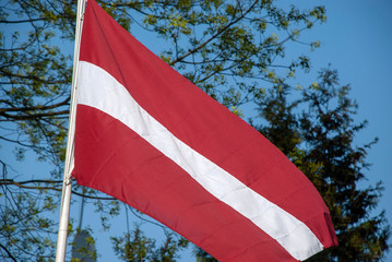 flagge von lettland auf mast in garten
