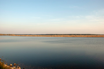Landschaft mit Schilf in flacher Bucht von Jurmala, Lettland