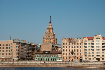 Obraz premium Blick auf die Skyline von Riga mit dem Turm der lettischen Kunstakademie
