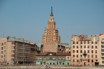 Fototapeta na wymiar Blick auf die Skyline von Riga mit dem Turm der lettischen Kunstakademie