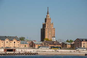 Fototapeta premium Blick auf die Skyline von Riga mit dem Turm der lettischen Kunstakademie
