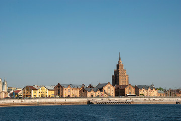 Blick auf die Skyline von Riga mit dem Turm der lettischen Kunstakademie