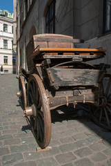 Fototapeta na wymiar Alte historische Kutsche in Altstadt von Riga, Lettland