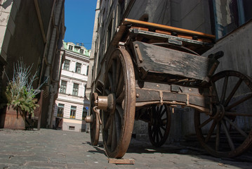 Alte historische Kutsche in Altstadt von Riga, Lettland
