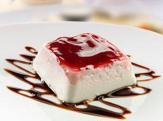 Pastel de queso con salsa de fresas y caramelo. Cheesecake with strawberry sauce and caramel.