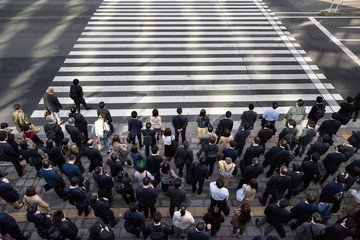 俯瞰で見る信号を渡るビジネスマンの風景