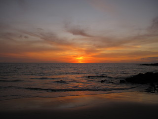 海に沈んでいく夕日