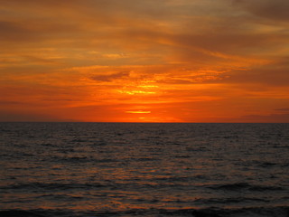 海に沈んでいく夕日