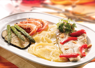 Lenguado, gambas y verduras. Sole, prawns and vegetables.