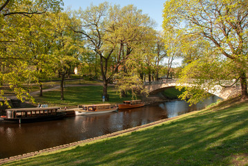 Park mit Kanal und Boot in Altstadt von Riga, Lettland