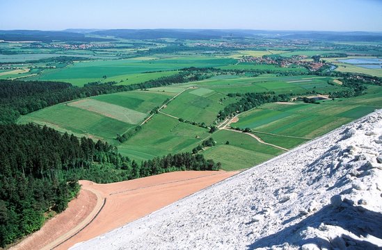 Blick vom Monte Kali, einer 530 m hohen  Abraumhalde der Kaliindustrie in die th&uuml;ringische hessische Landschaft